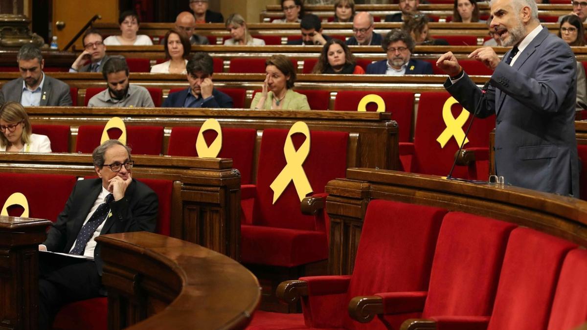 El presidente de la Generalitat de Catalunya, Quim Torra (i), observa la intervención del portavoz del grupo parlamentario de Ciudadanos, Carlos Carrizosa (d), durante el pleno.