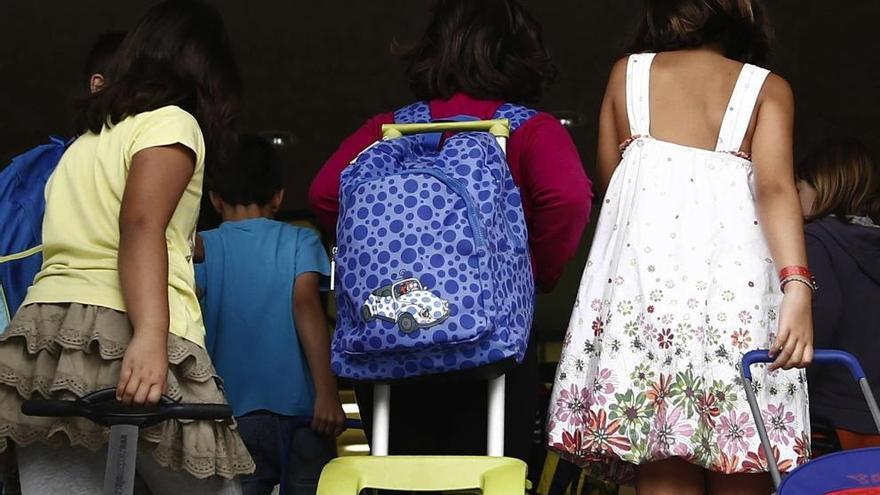 Alumnas a la entrada de un colegio.