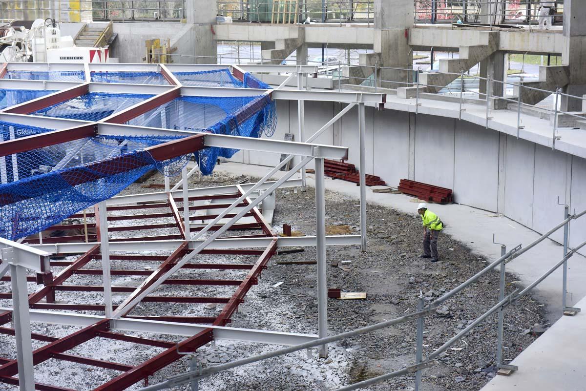 Una grúa especial monta la espectacular cúpula del multiusos de Bastiagueiro.