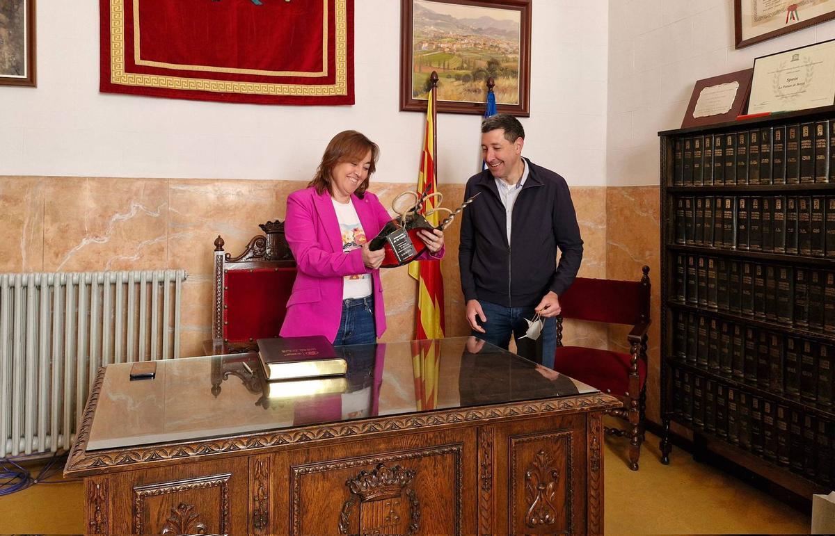 Sílvia Paneque ha rebut uns obsequis patumaires per part d'Ivan Sànchez