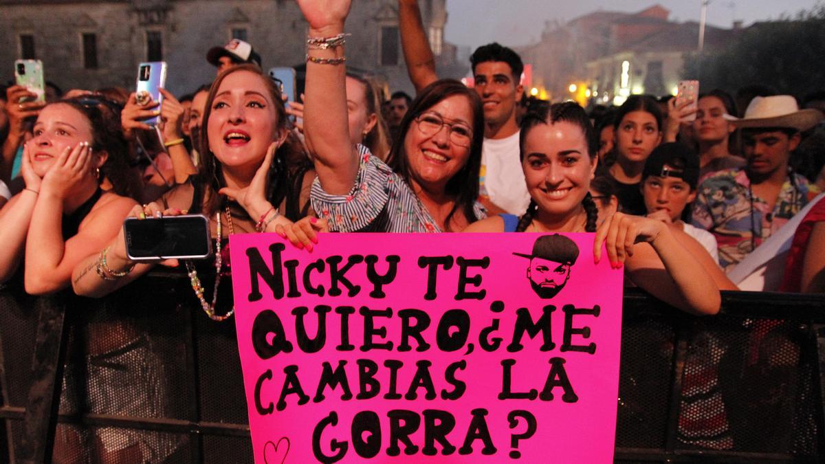 Nicky Jam hizo vibrar a sus seguidores en la plaza de Fefiñáns