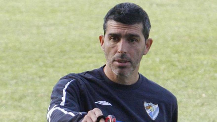 Muñiz. El entrenador del Málaga parece decir &quot;quiero a ese delantero&quot;.