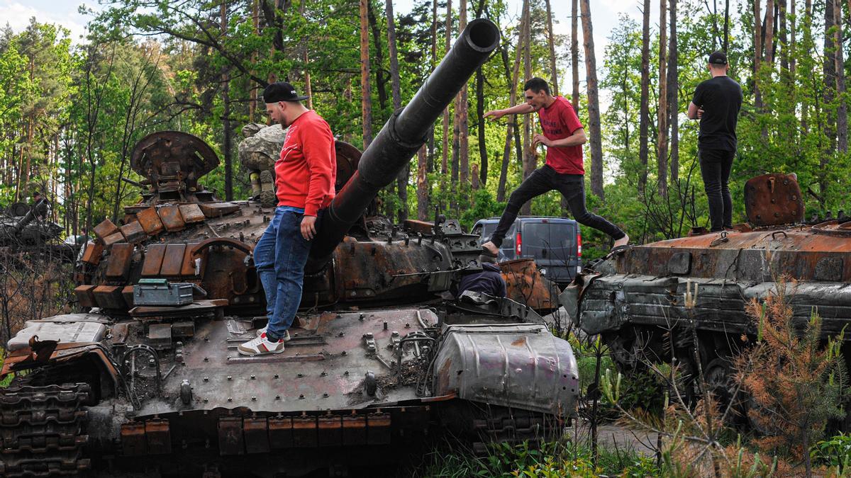 La gente camina sobre vehículos blindados militares rusos destruidos en la aldea de Dmytrivka, cerca de la capital ucraniana, Kiev. Foto: Sergei Chuzavkov/SOPA Imágenes vía ZUMA Press Wire/dpa /SOPA I