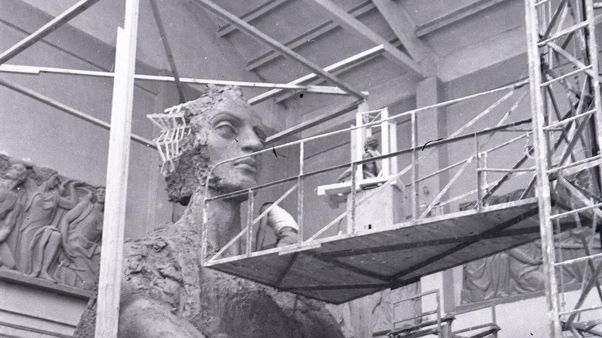Imagen cedida por el archivo de la Fundación de Juan Ávalos en la que se muestra como se construyó el monumento a Franco de Santa Cruz.