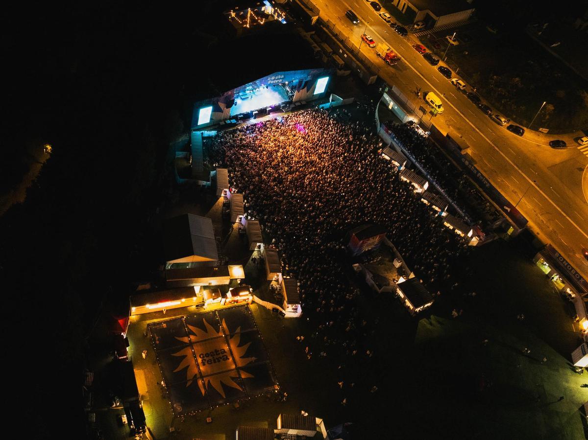 Nicky Jam se luce en el escenario del festival Costa Feira ante más de 7.000 personas
