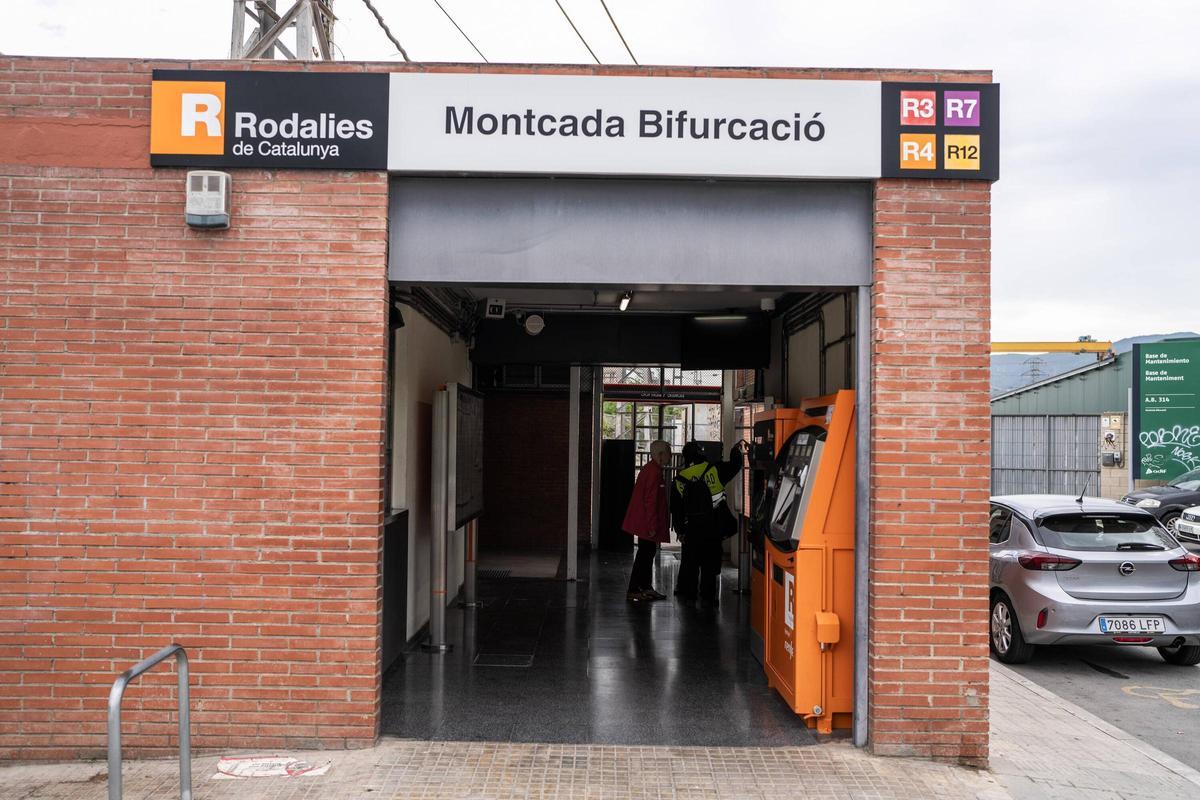La estación de Montcada Bifurcació, tras el robo de cobre que ha paralizado todas las líneas de Rodalies de Catalunya
