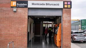 La estación de Montcada Bifurcació, tras el robo de cobre que ha paralizado todas las líneas de Rodalies de Catalunya