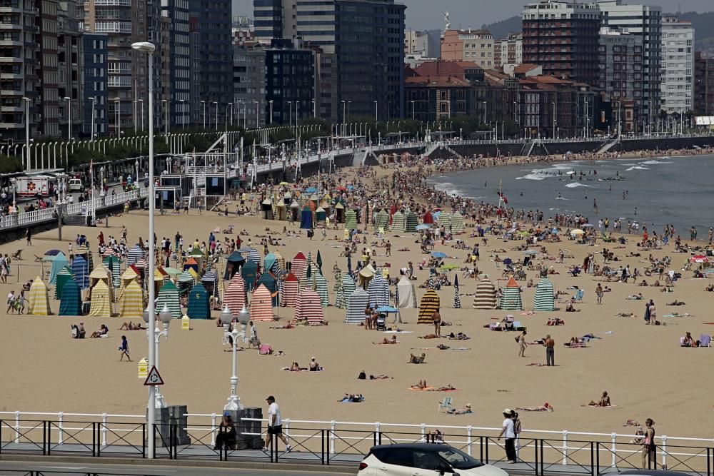 Playa de San Lorenzo con Sol y calor