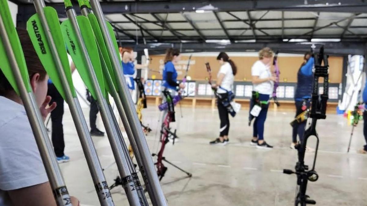 Imagen de un grupo de arqueras pitiusas durante una competición de tiro en sala.