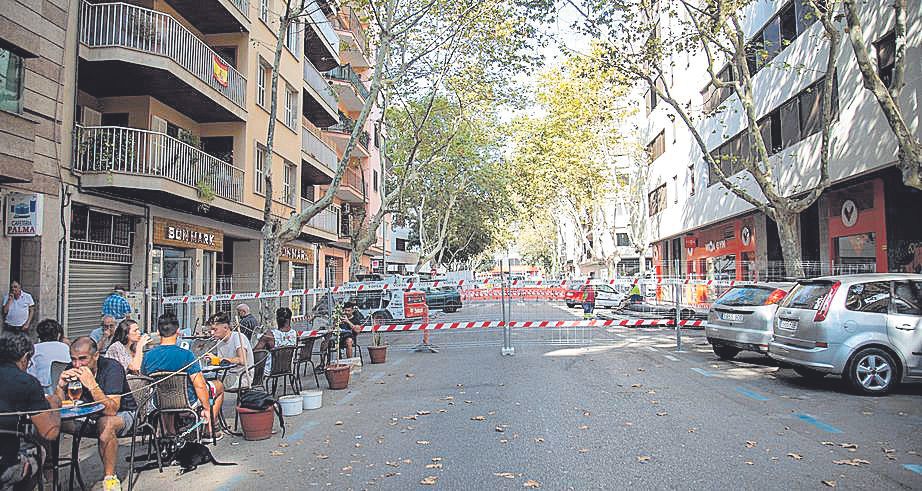 Las vallas delimitan el primer tramo donde se trabaja.