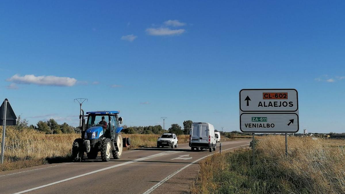 Vehículos circulan por el tramo de la carretera CL-602 en Toro por la que discurrirá el corredor. | M. J. C.