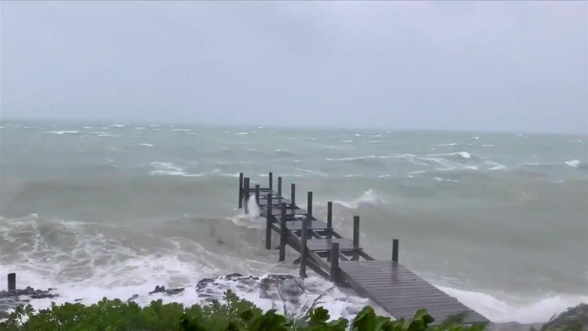 Imagen tomada de un vídeo que muestra la llegada del 'Dorian' a las Bahamas, este domingo.