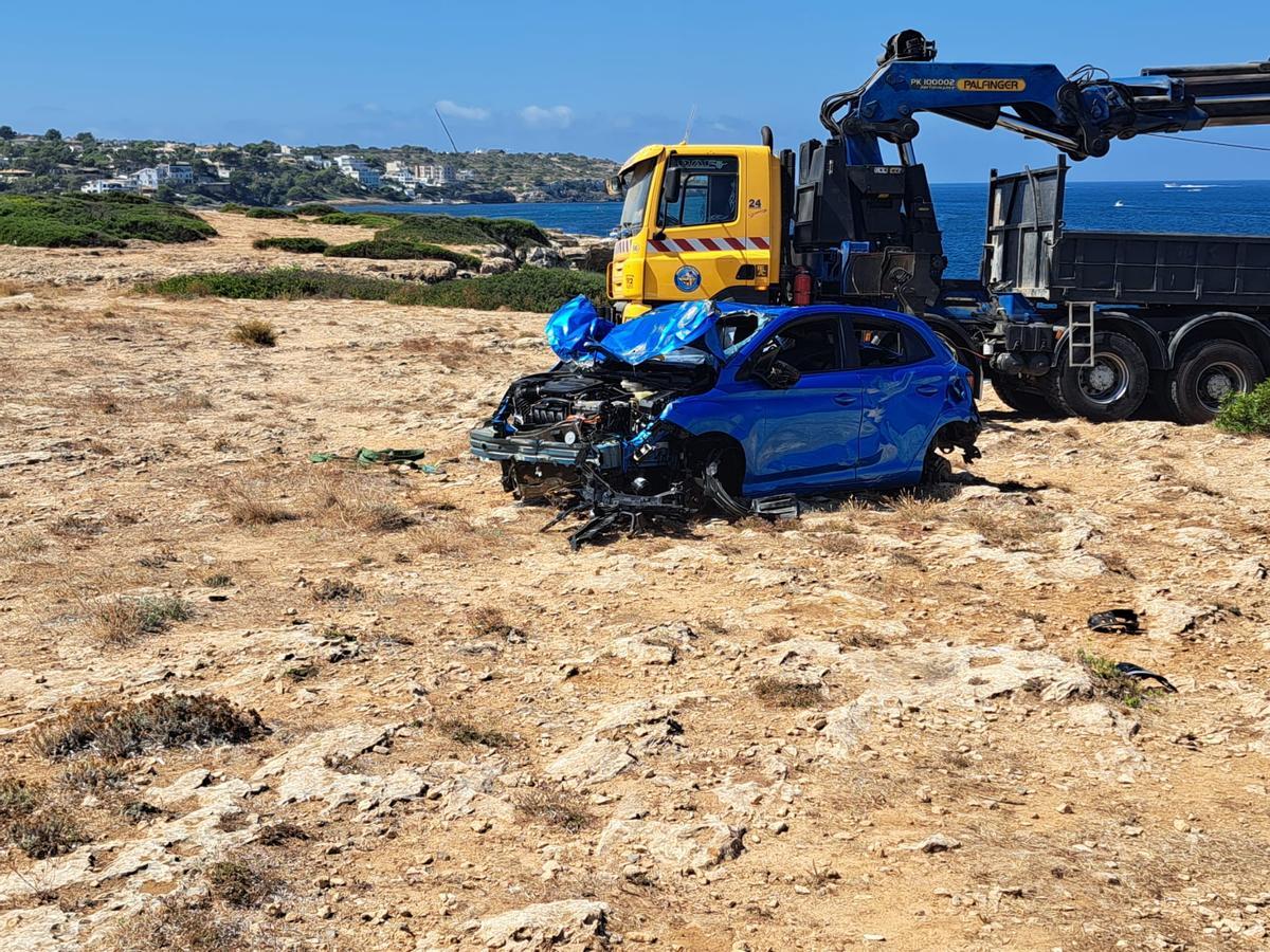 Sacan del mar el coche que cayó en Son Verí