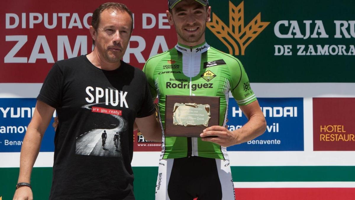 Manuel Campesino, director del nuevo equipo, entregando un trofeo en la Vuelta a Zamora. / LOZ