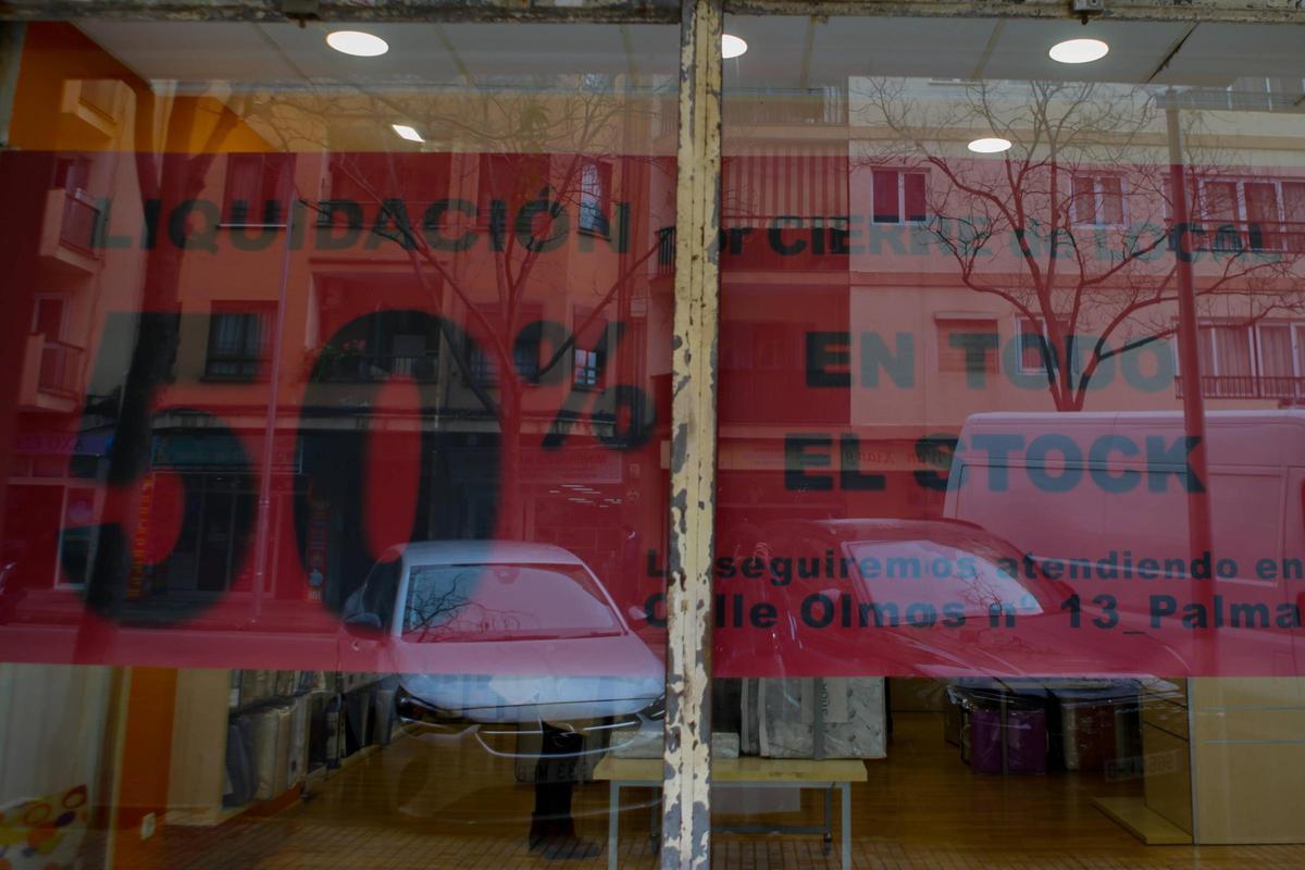 Un cartel señala que Cortinas Quintana seguirá atendiendo en la calle Olmos.