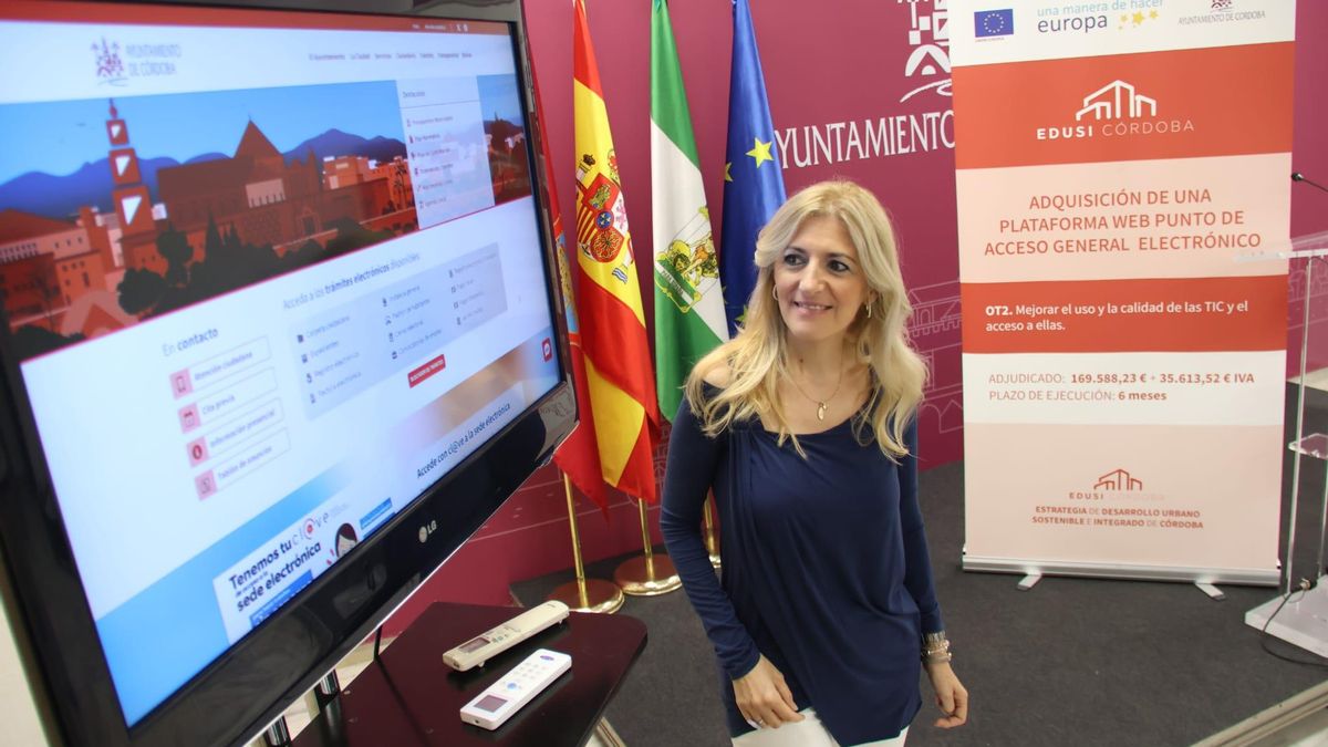 Lourdes Morales presenta la nueva web del Ayuntamiento de Córdoba.