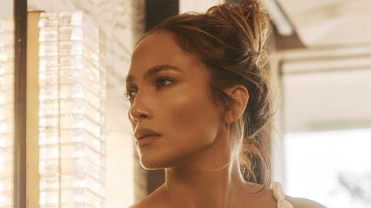 Jennifer Lopez en imagen promocional productos de belleza
