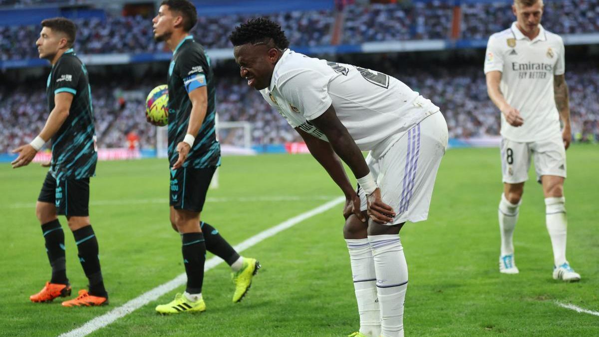 Vinicius se duele del golpe recibido en el partido ante el Almería.