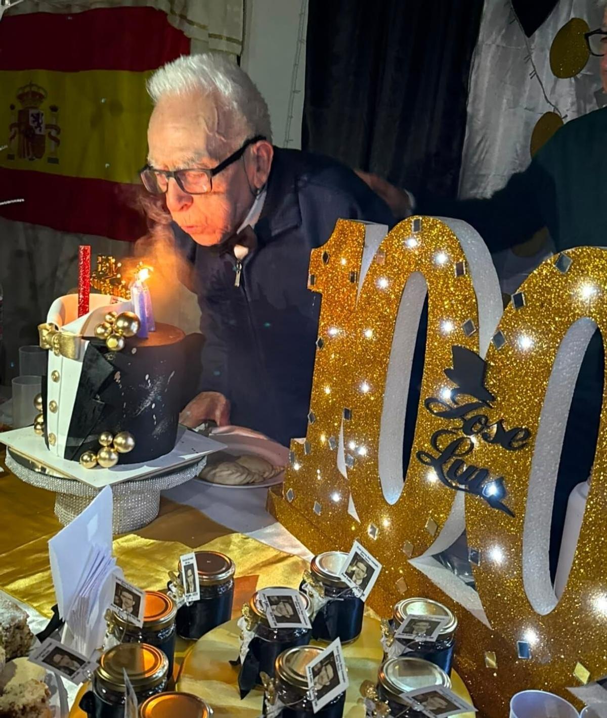 José Luis Fernández Rozas sopla las velas en su cumpleaños.