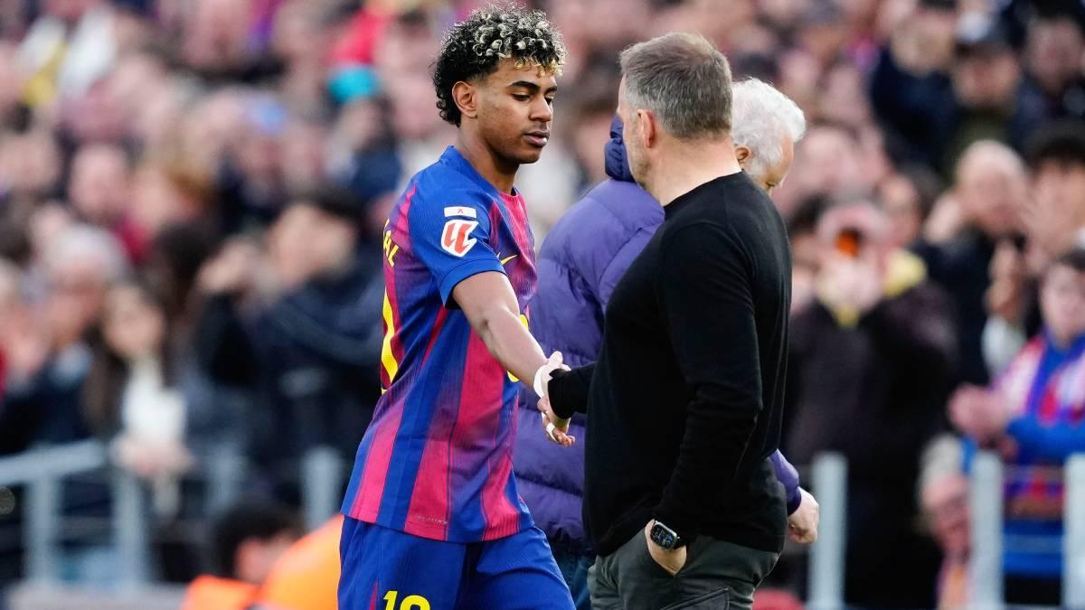 Lamine y Flick se saludan en el encuentro Barça-Villarreal