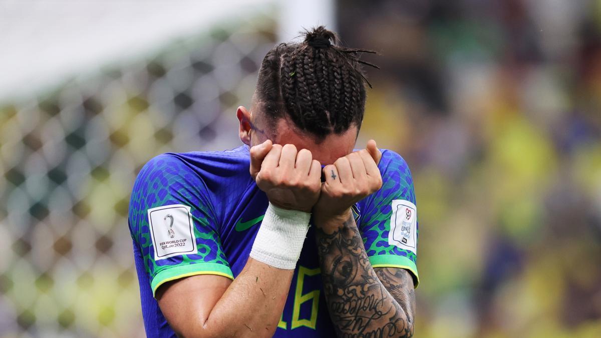 Álex Telles se retira entre lágrimas del partido entre Camerún y Brasil
