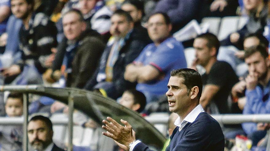 Hierro aplaude a sus jugadores en un momento del partido.