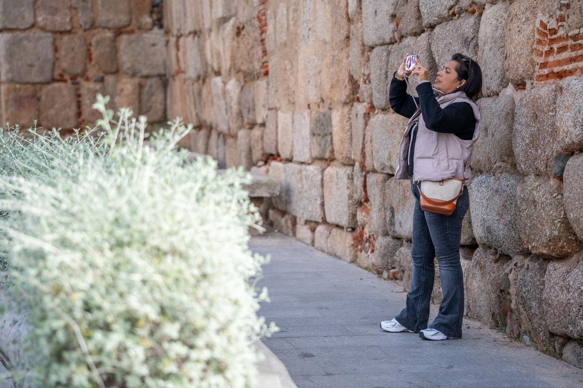 Turistas visitando los monumentos extremeños.