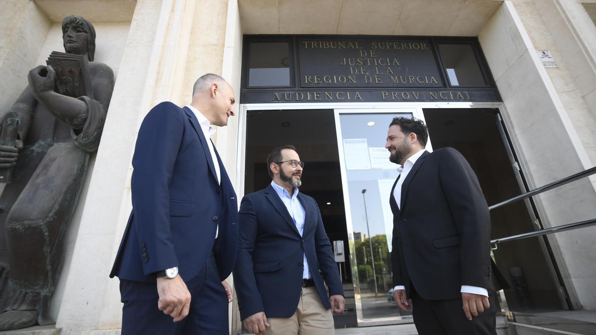 Joaquín G.V., junto a Pablo Martínez y Fran López Garre, en la puerta del Palacio de Justicia este viernes.