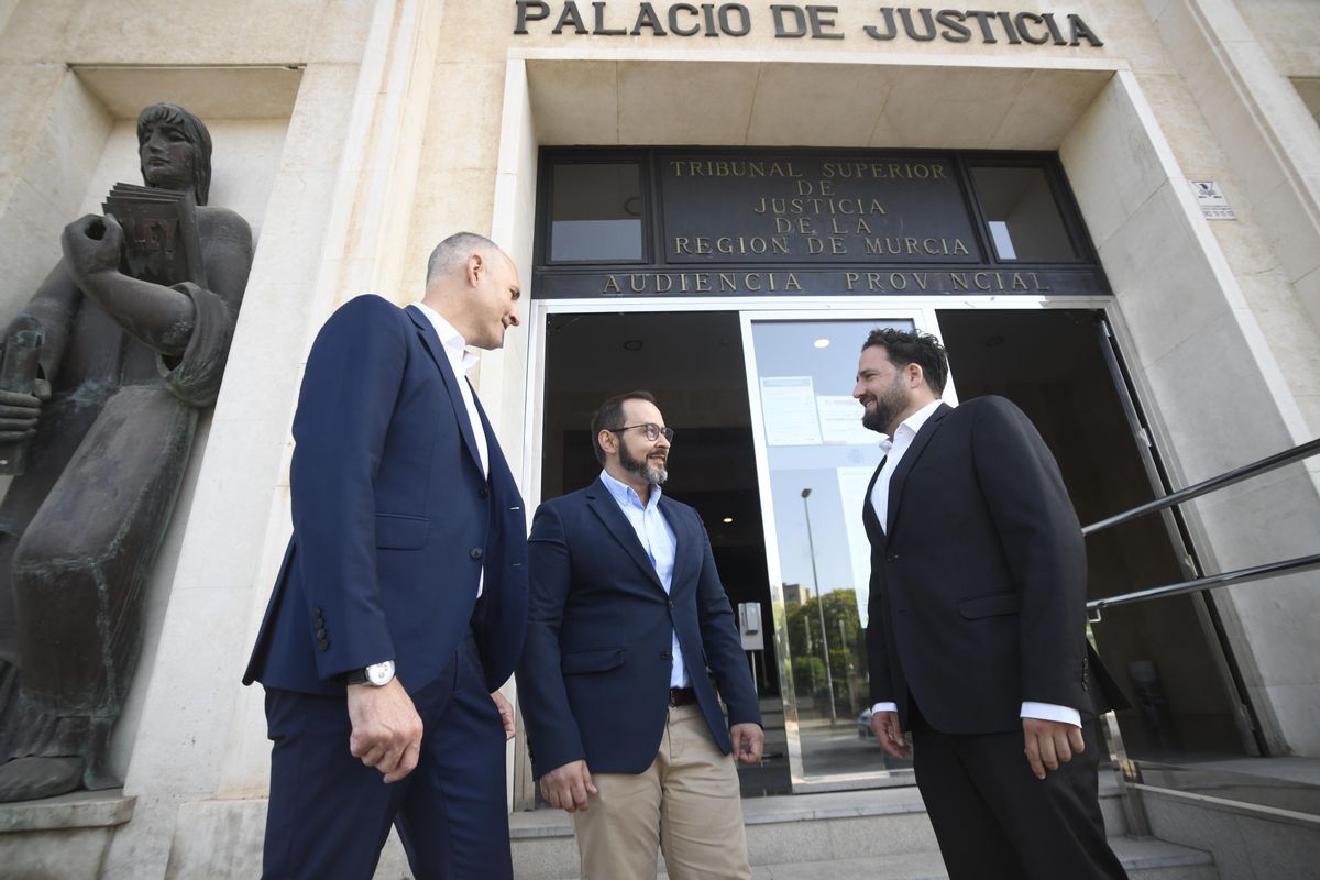 Joaquín G.V., junto a Pablo Martínez y Fran López Garre, en la puerta del Palacio de Justicia este viernes.