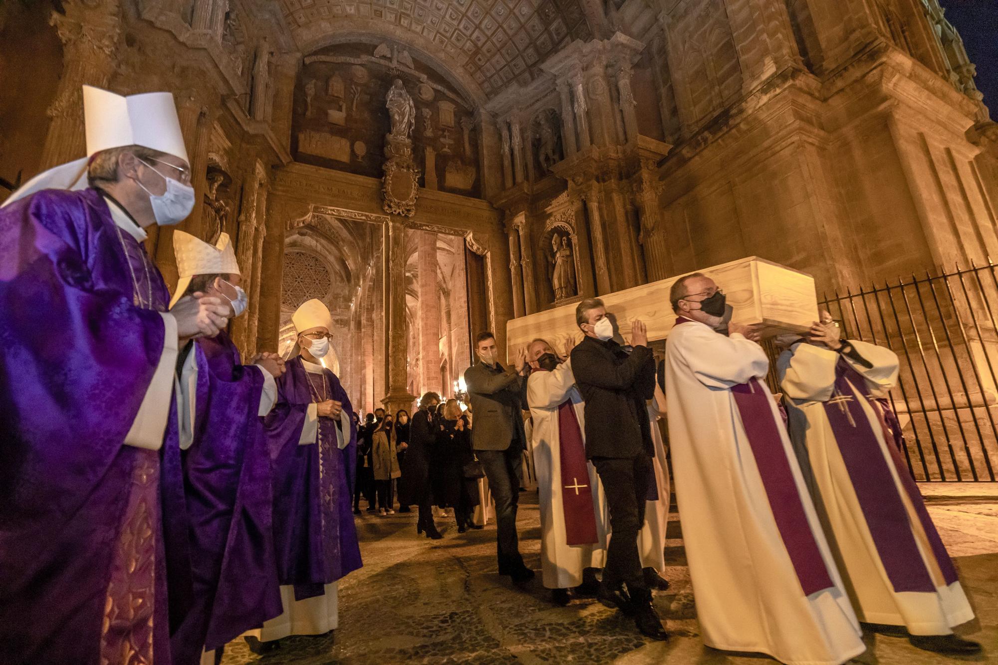 El féretro saliendo de la Seu.