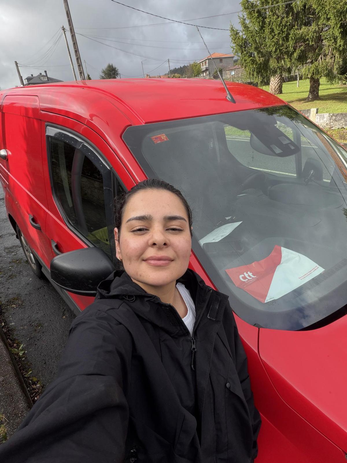 Andrea junto a su furgoneta roja en la publicación que ha compartido en redes sociales