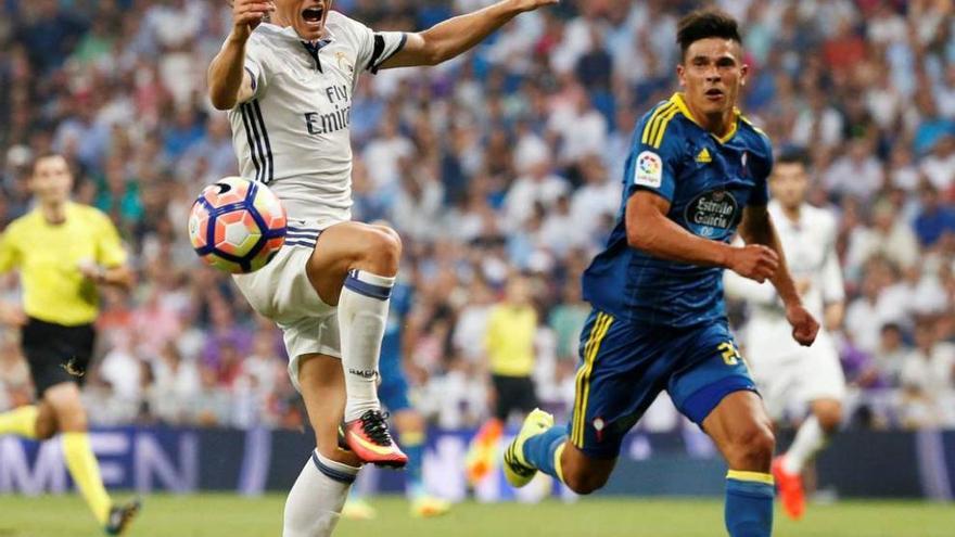 Modric intenta controlar el balón ante Roncaglia en el partido con el Celta.