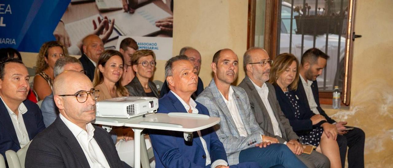 Tudela, entre el presidente de la CEV, Salvador Navarro, y el alcalde de Alzira, Diego Gómez.