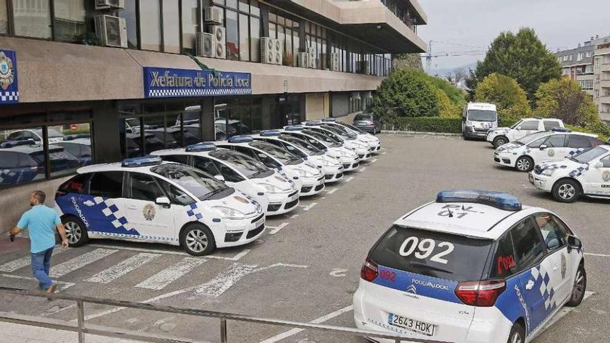 Varios de los coches patrulla que la Policía Local sustituirá por 17 nuevos en 2016. // Marta G. Brea