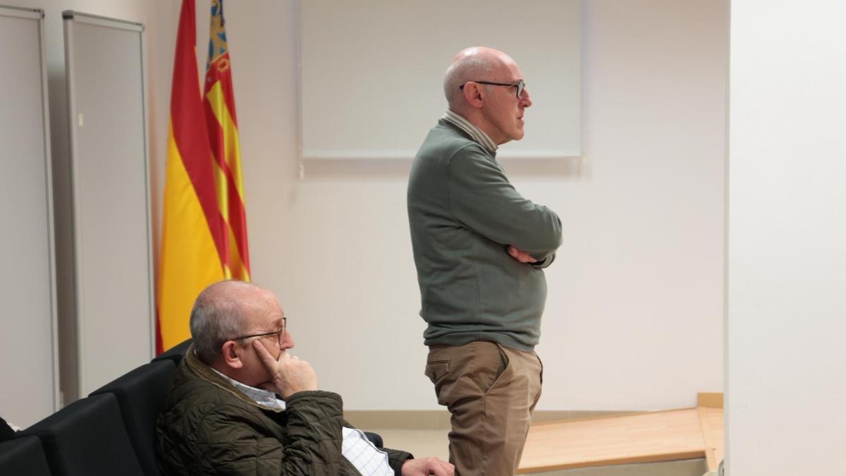 El extesorero, en pie, y el expresidente del consejo rector de la residencia este lunes en el banquillo al inicio del juicio.