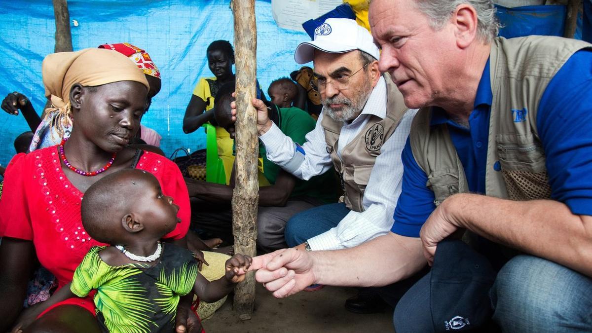 El director ejecutivo del PMA, David Beasley, junto a una familia de un campo de refugiados de Sudán del Sur