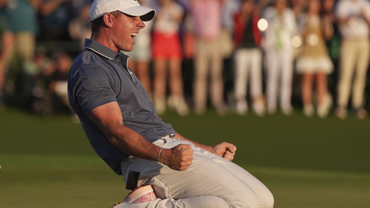 Rory McIlroy celebra eufórico su triunfo en el Masters de Augusta.