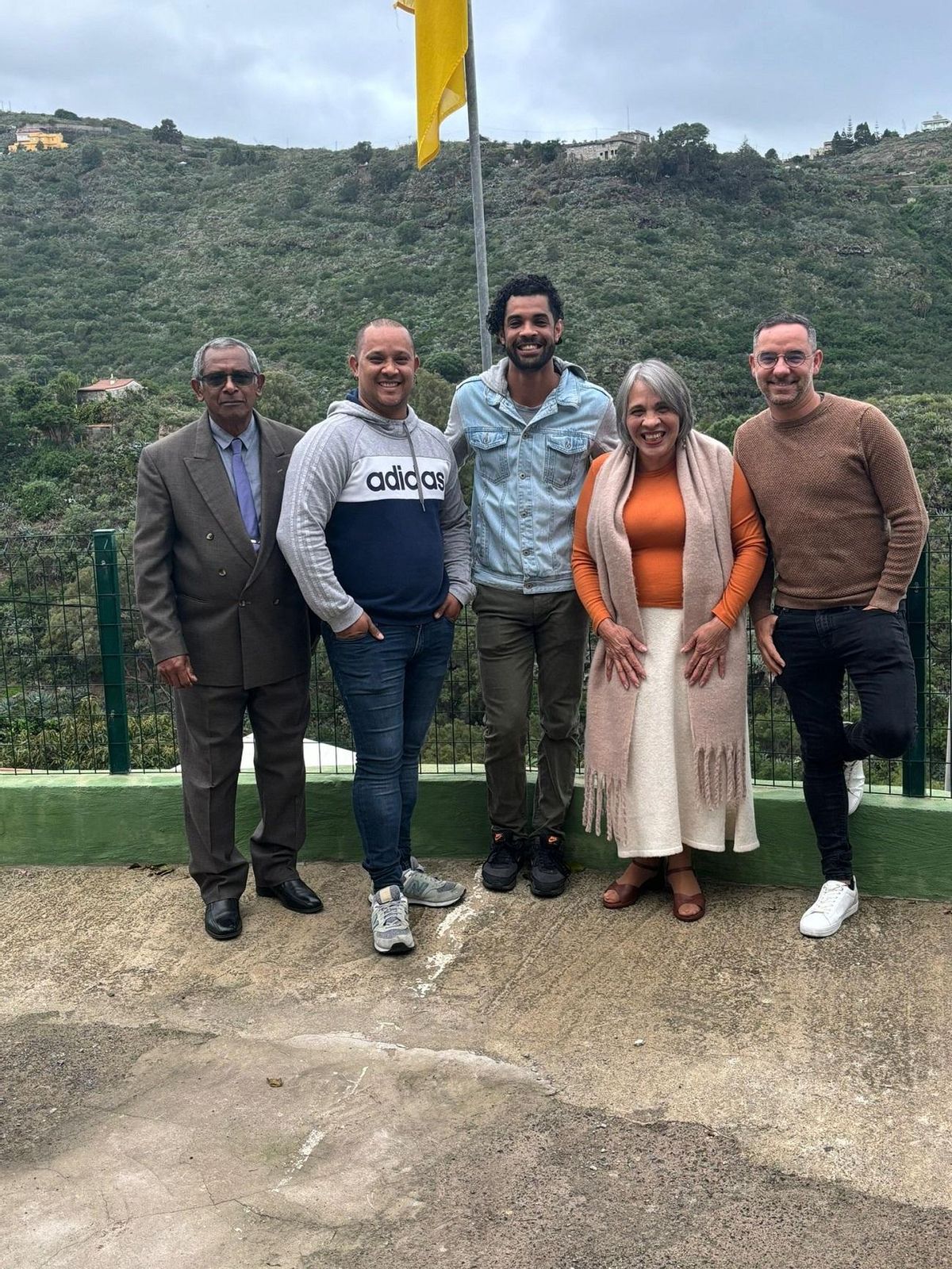 Johan Loreto junto a su familia en la entrada de su casa en La Milagrosa.
