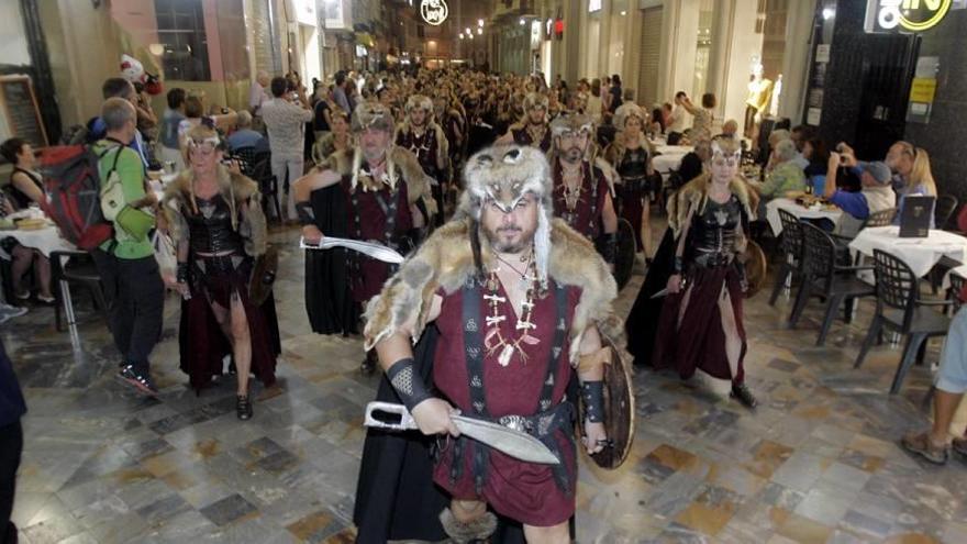La decisión de los festeros de no incluir la calle Mayor en dos desfiles indigna a los bares