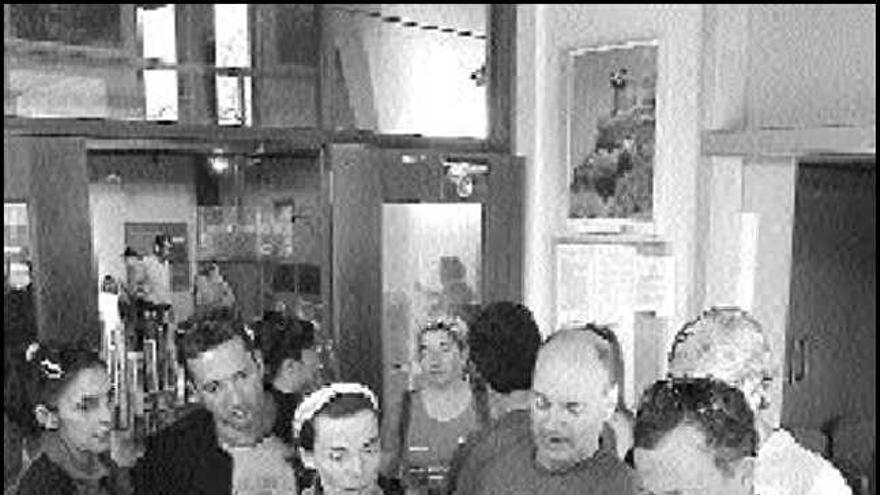 Un grupo de madrileños, ayer, a la entrada de la Casa del Agua, en Rioseco.