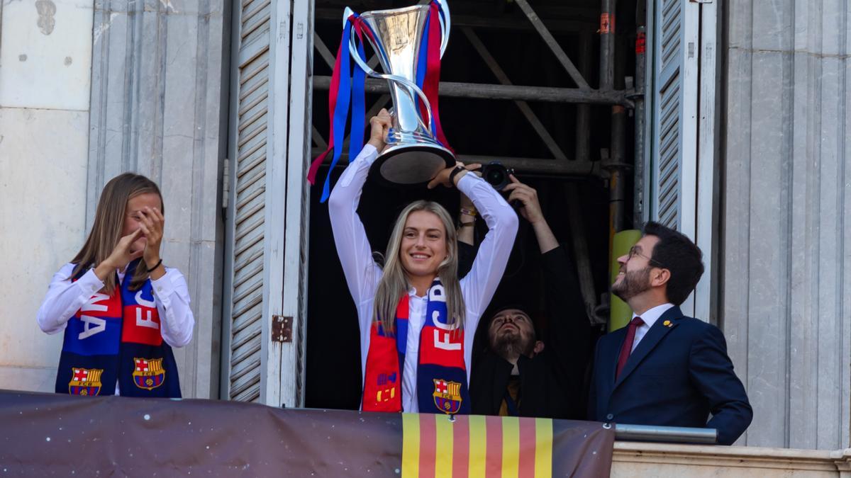 La campitana Alexia Putellas aixeca la copa de la Champions durant la celebració del títol