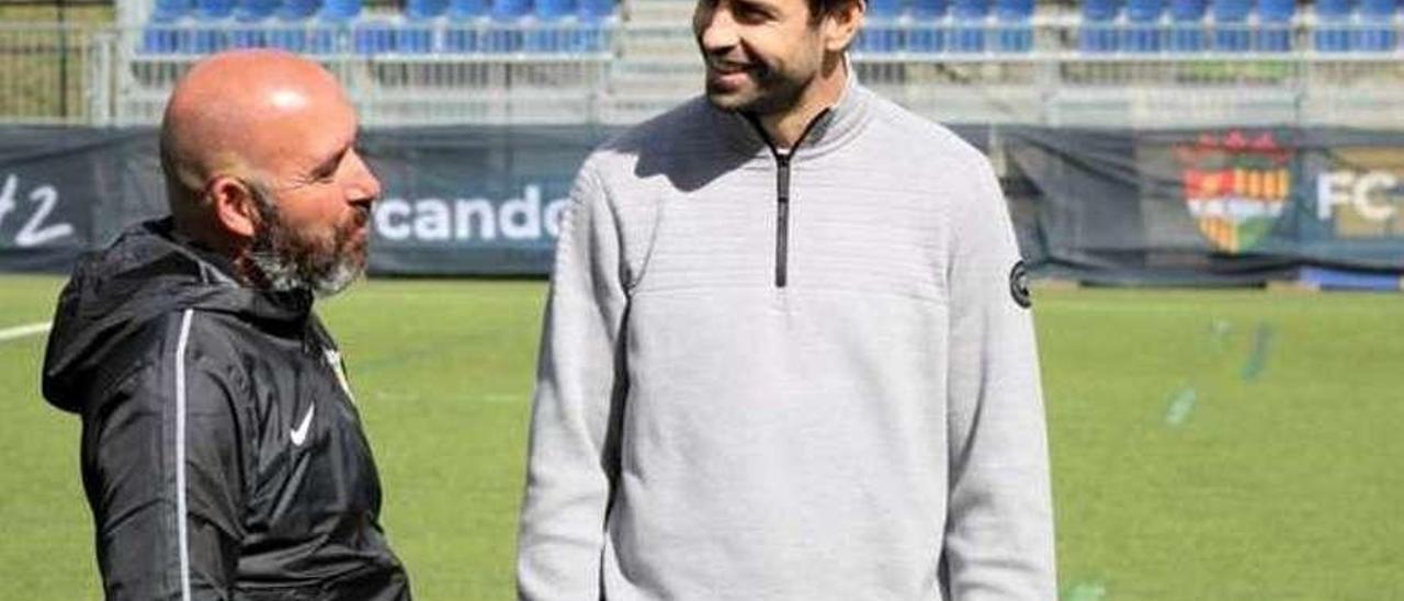 Nacho Castro charla con Piqué en el campo de entrenamiento del Andorra.