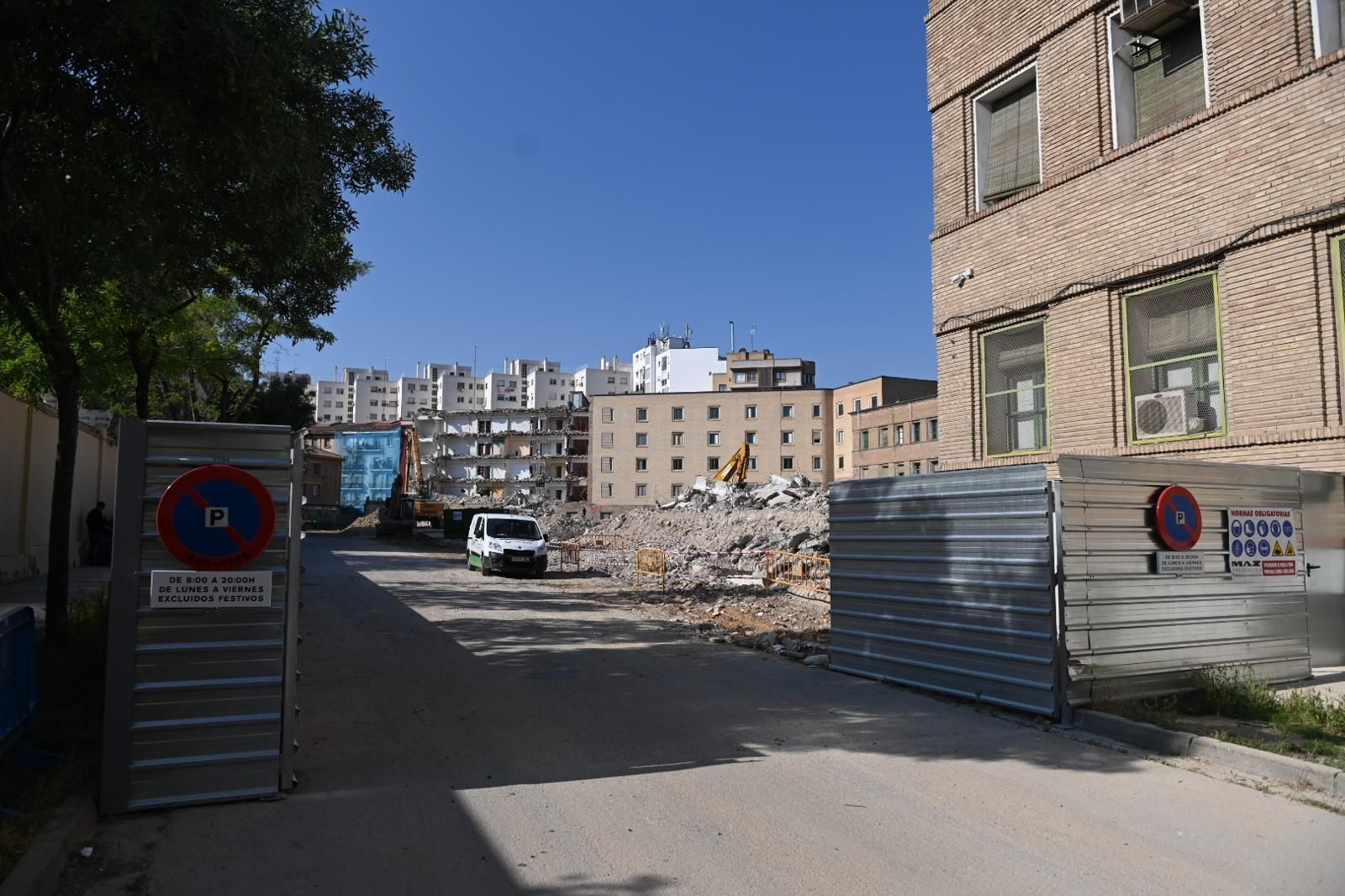 En imágenes | Así avanzan las obras de derribo de la comisaría de Mayandía