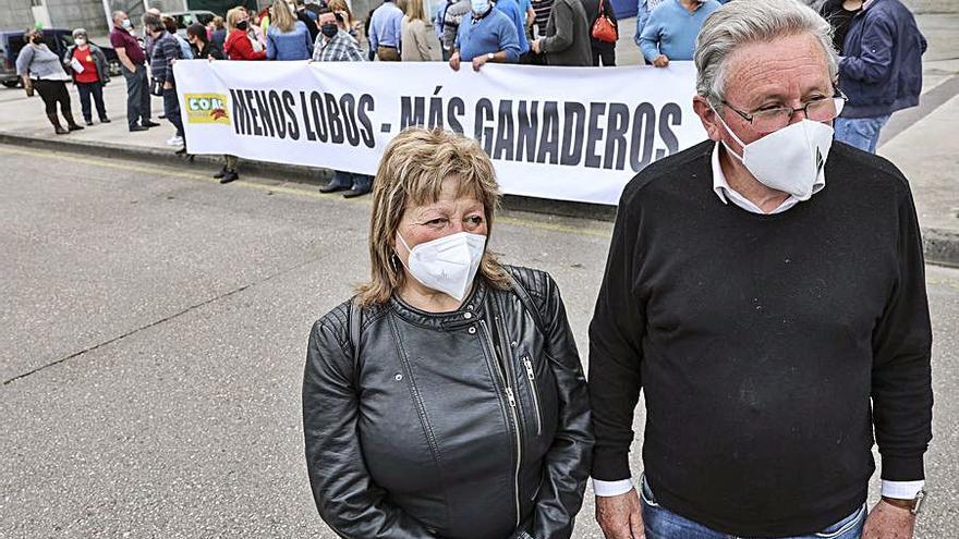 Mercedes Cruzado, líder de COAG, y Ramón Artime, presidente de ASAJA, junto al Tartiere, en Oviedo, al final de la protesta. | Irma Collín