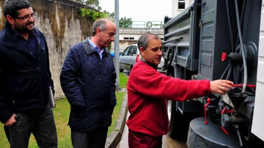 Durán, Ramón Guinarte (gerente de la Mancomunidade) y el chófer ante el nuevo camión.  // Iñaki Abella