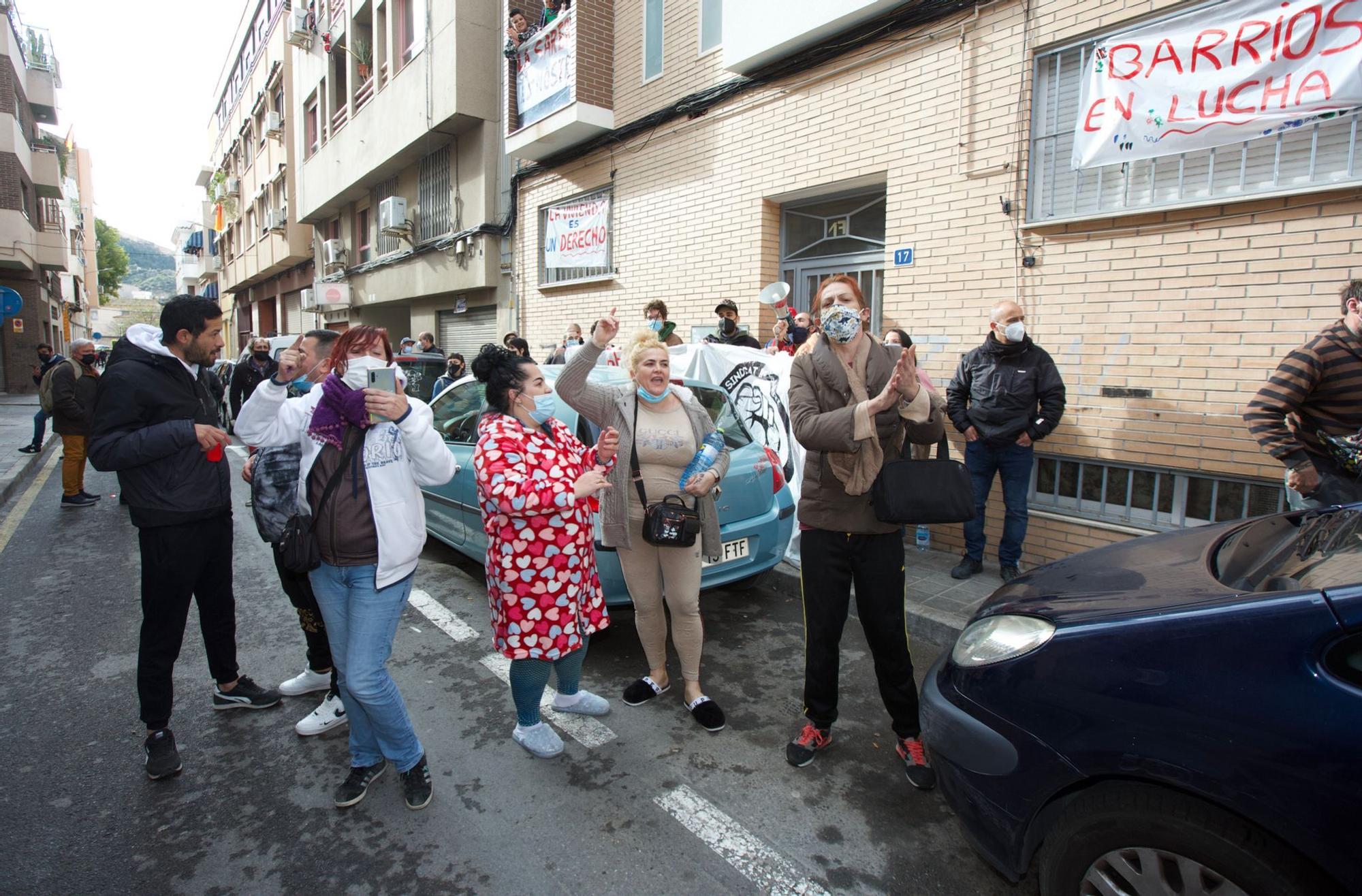 Frenan el desahucio de una familia con dos menores en Alicante