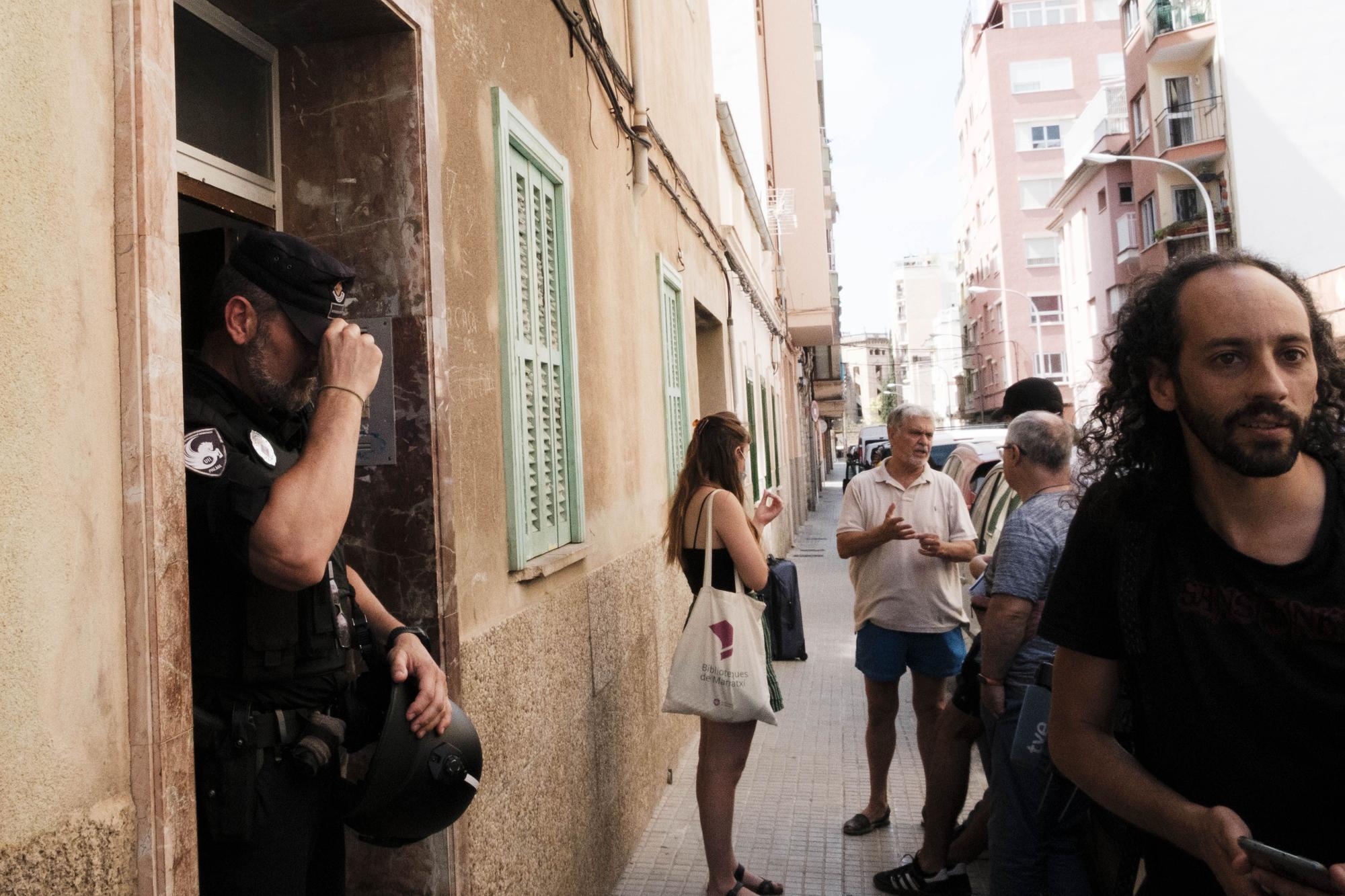 Desahucio de varias familias con niños que vivían en un edificio okupado en Palma