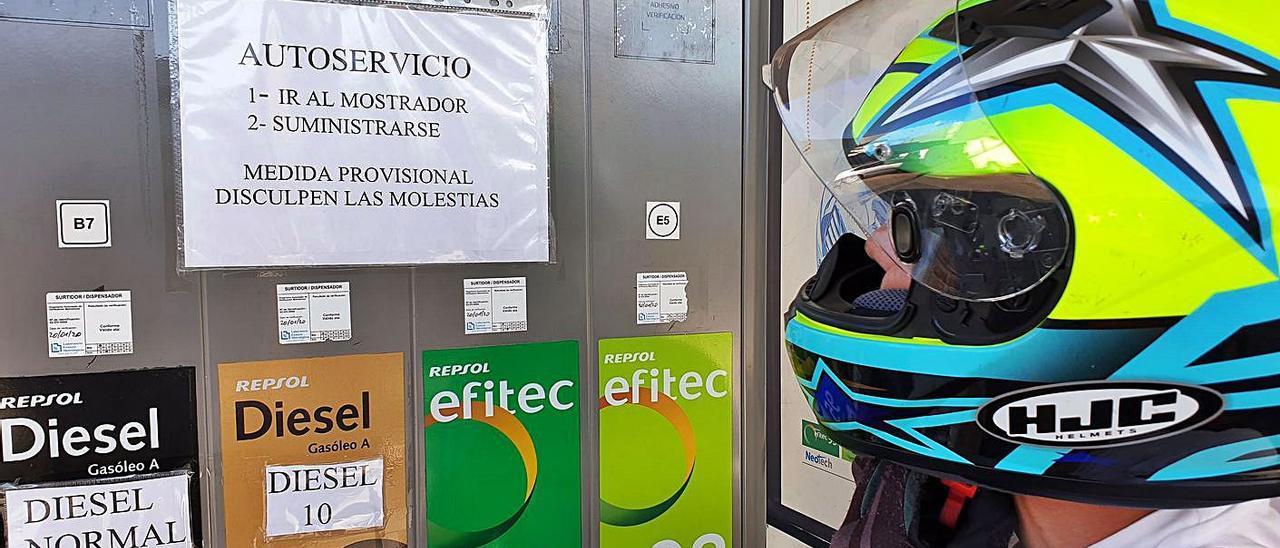 Un motorista, en una estación de servicio de Vigo. |   // MARTA G. BREA