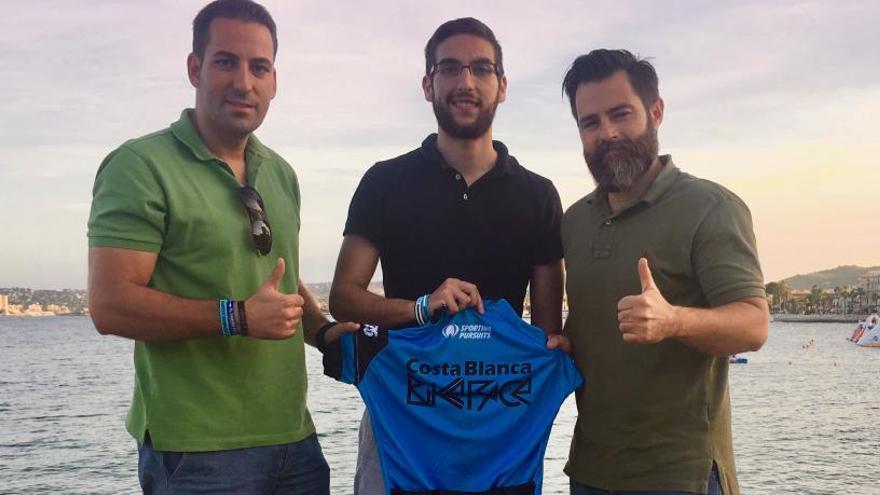Andrés Contreras, flanqueado por Ignacio Yagüe y Fermín Ejido, de la Costa Blanca Bike Race, este miércoles en Xàbia.