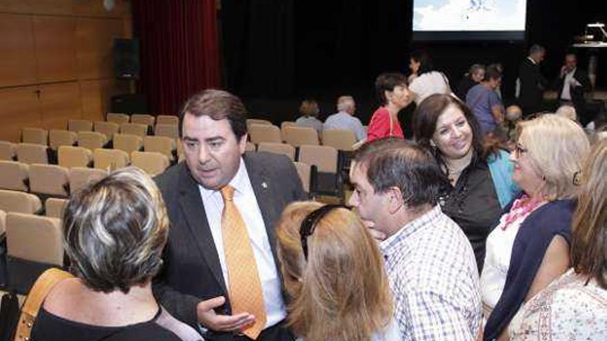 El alcalde, ayer, antes de la presentación. / la opinión